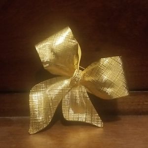 Gold tone brooch PM 1107